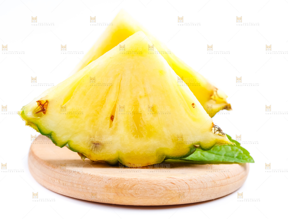 香水小菠萝放在白底上