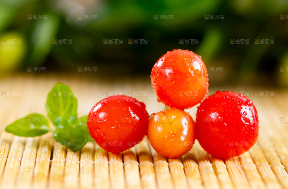 木底上的水晶黄樱桃