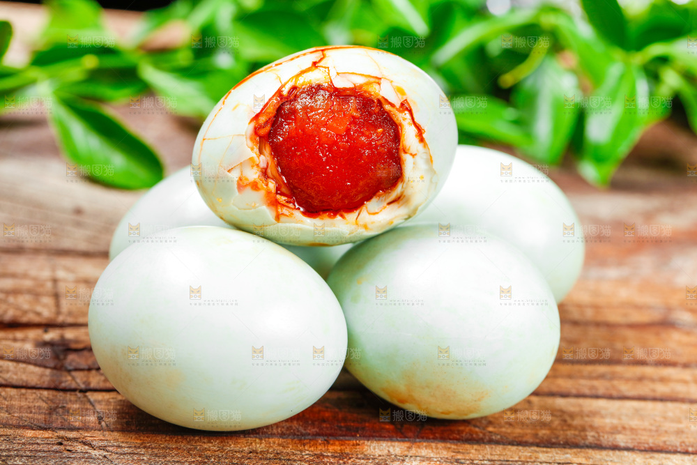 木底上的咸鸭蛋