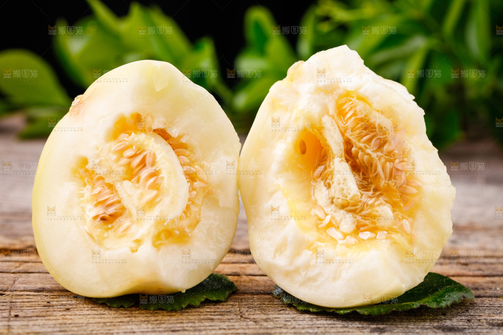 新鲜阎良甜瓜放在木底上