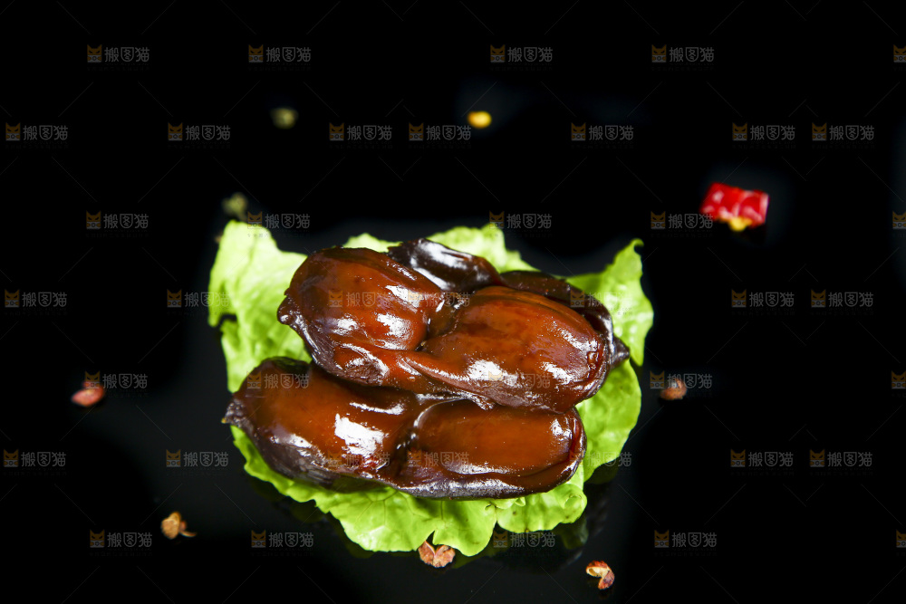 黑底上的卤鸭胗