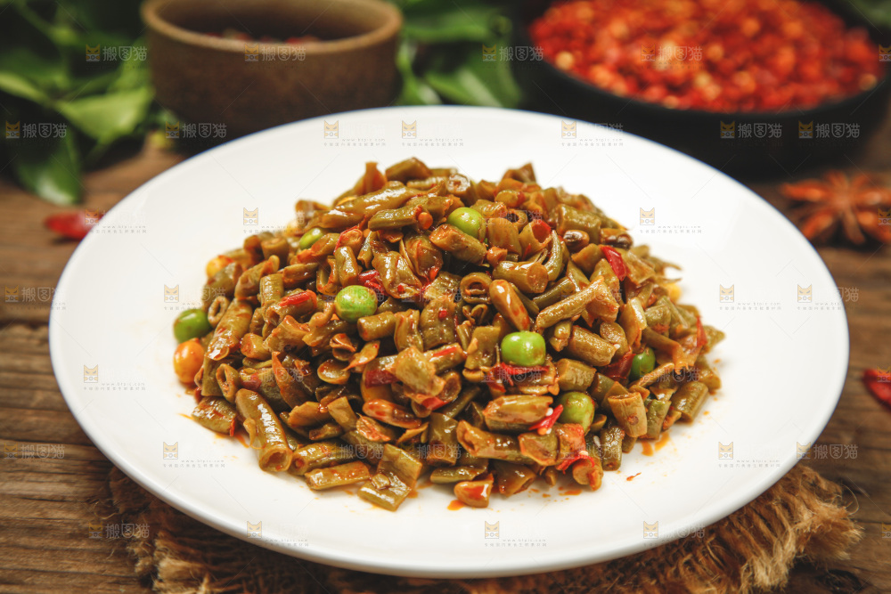一盘酸豆角放在木底上