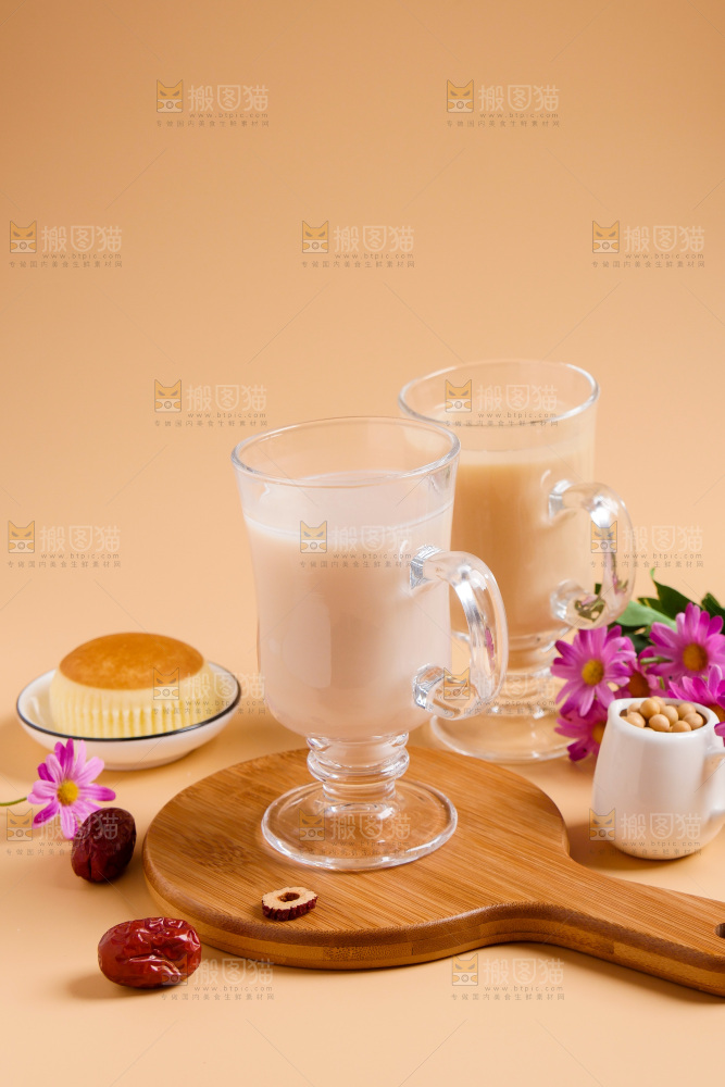木板上放着一杯奶茶