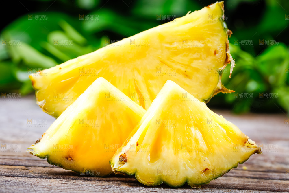 香水小菠萝放在木底上