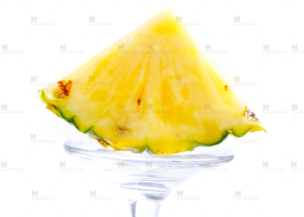 香水小菠萝放在白底上