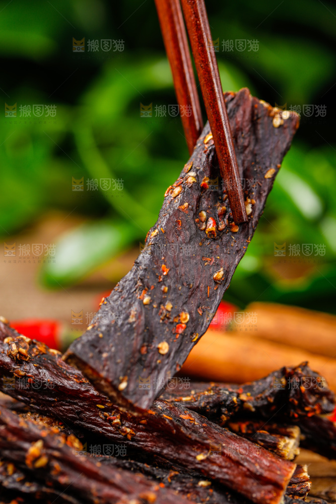 筷子夹着牛肉干