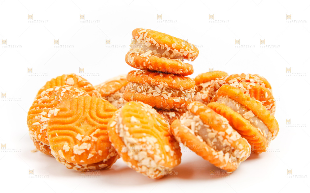 白底上放着饼干