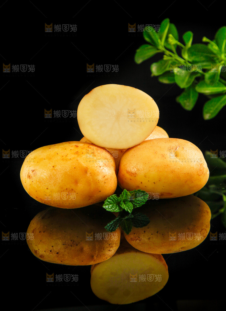 黑底上放着云南黄心土豆