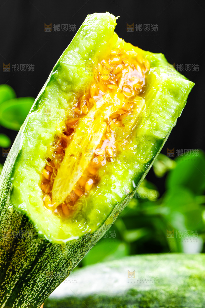 手拿掰开的羊角蜜