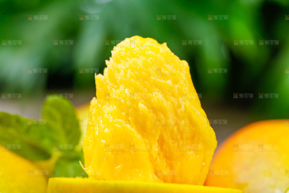 一盘海南贵妃芒放在木底上