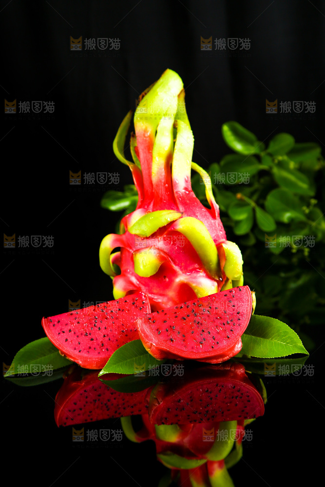 黑底上放着海南红心火龙果