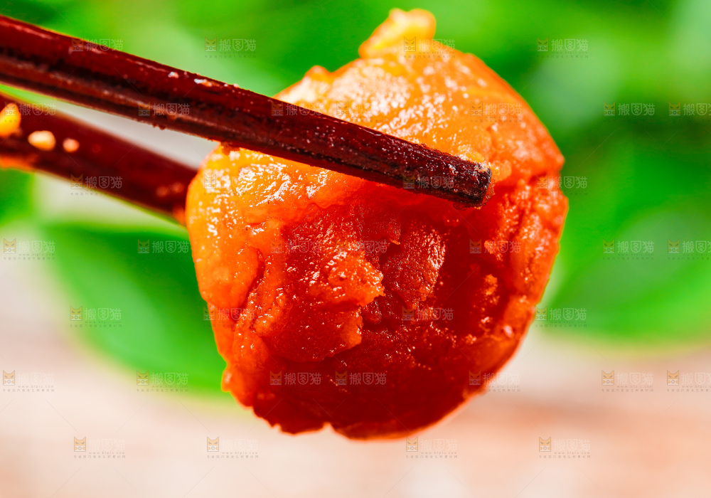 筷子夹着咸鸭蛋黄