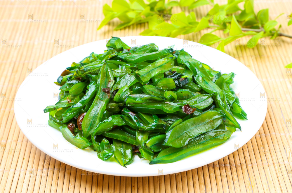 一盘香辣海白菜放在木底上