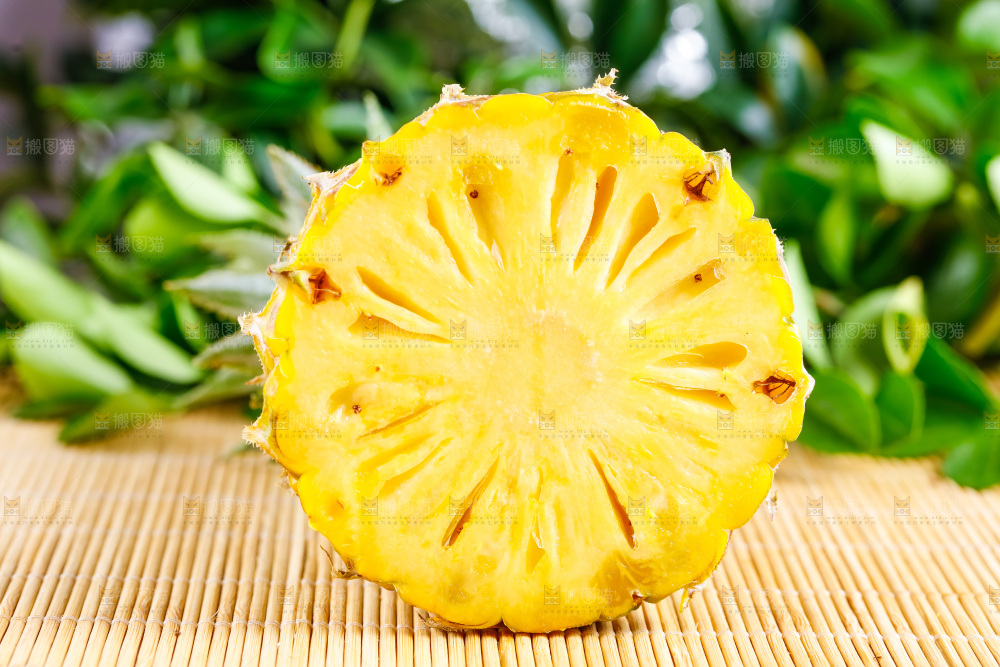 木底上放着香水小菠萝