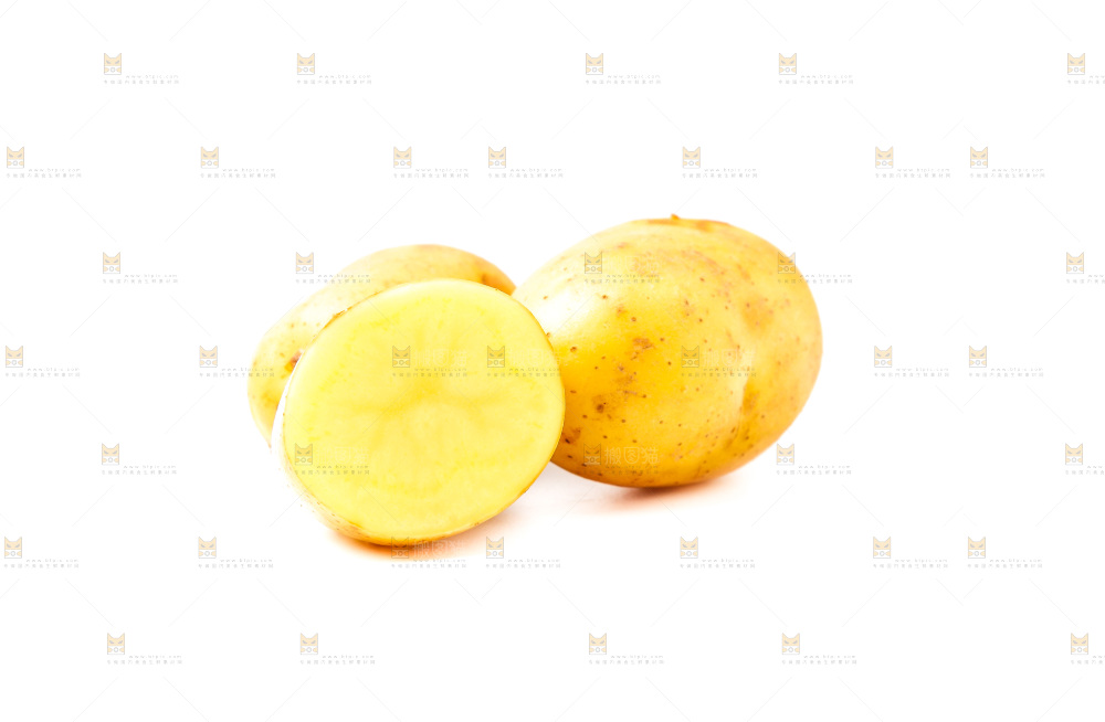 黄心土豆放在白底上