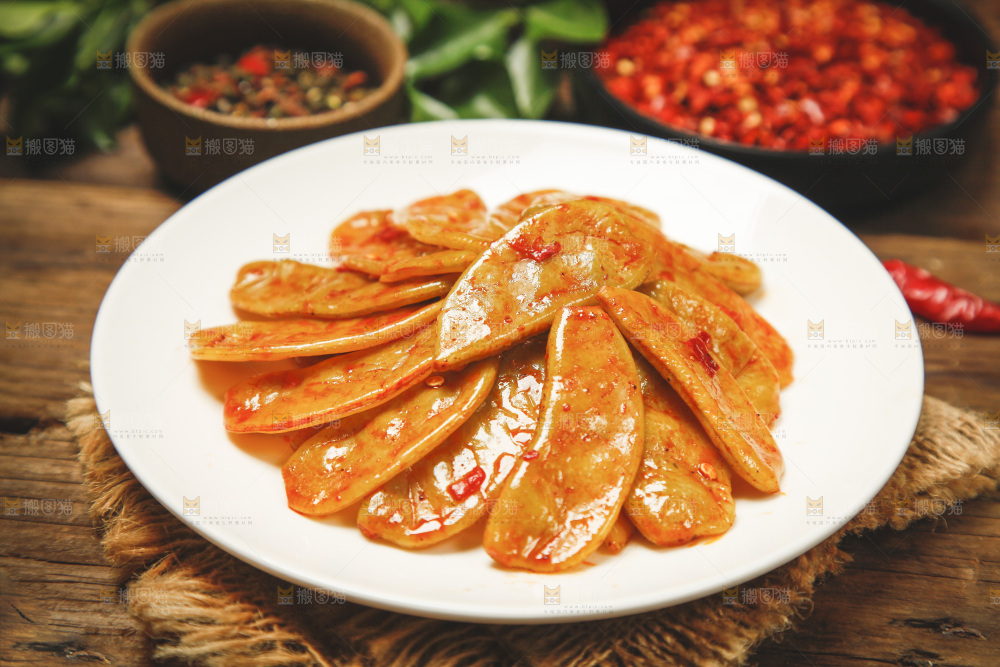 一盘酸豆角放在木底上
