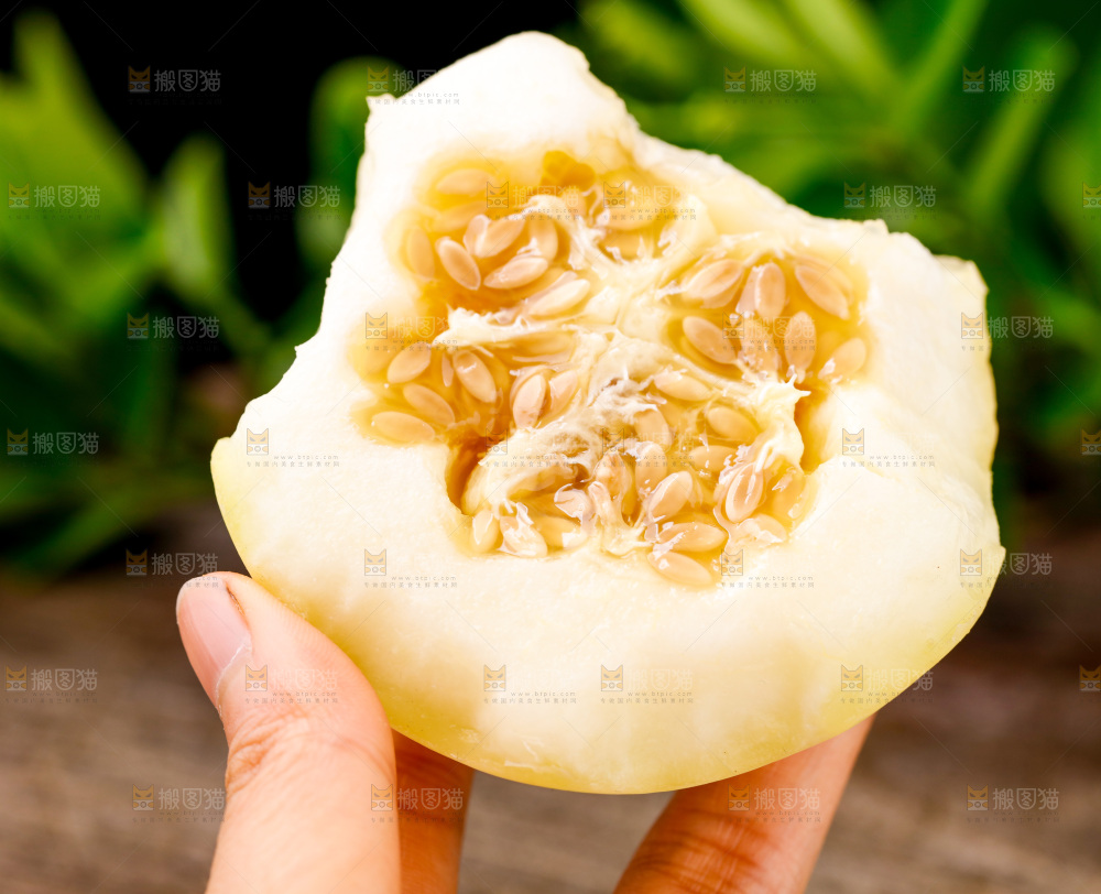 手拿切开的陕西阎良甜瓜