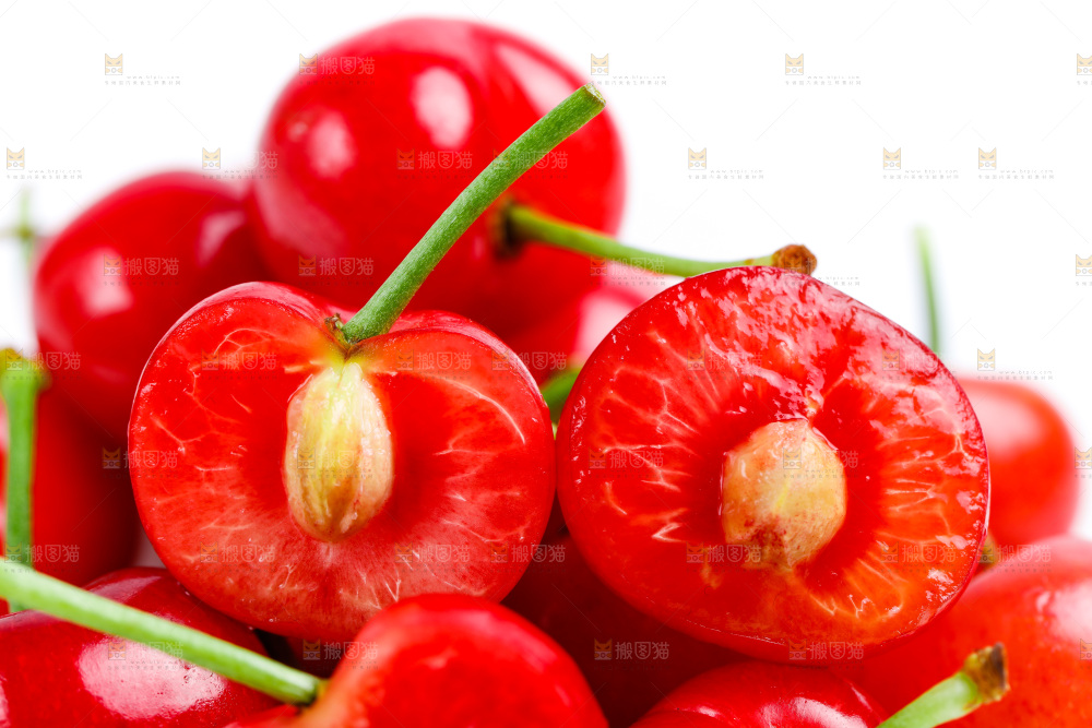 白底上放着一盘大樱桃