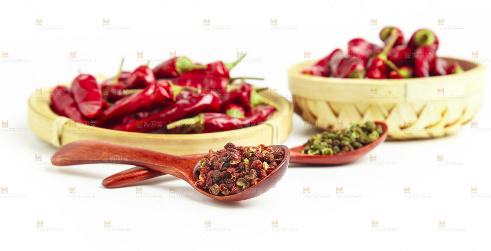 白底上的香料组合