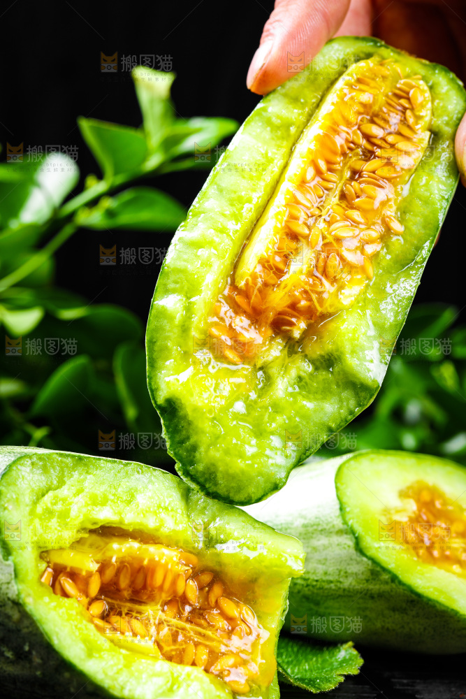 手拿掰开的羊角蜜