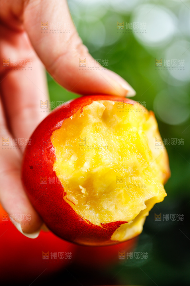 手拿黄心油桃