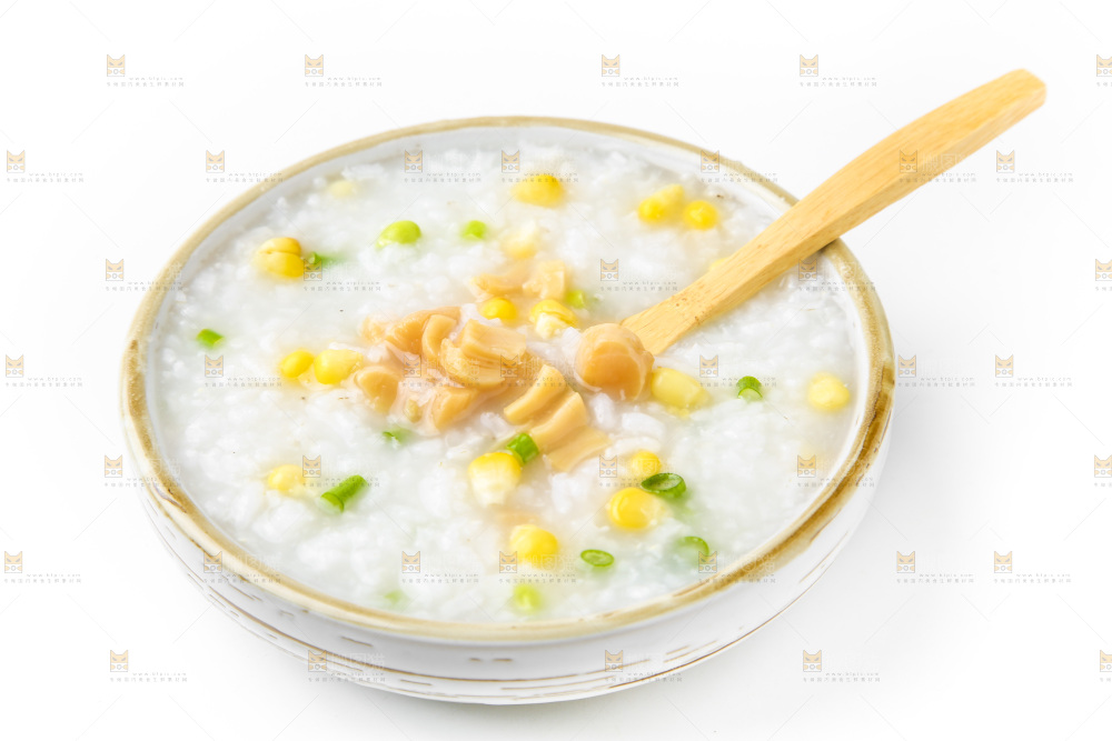 一碗玉米干贝粥放在白底上