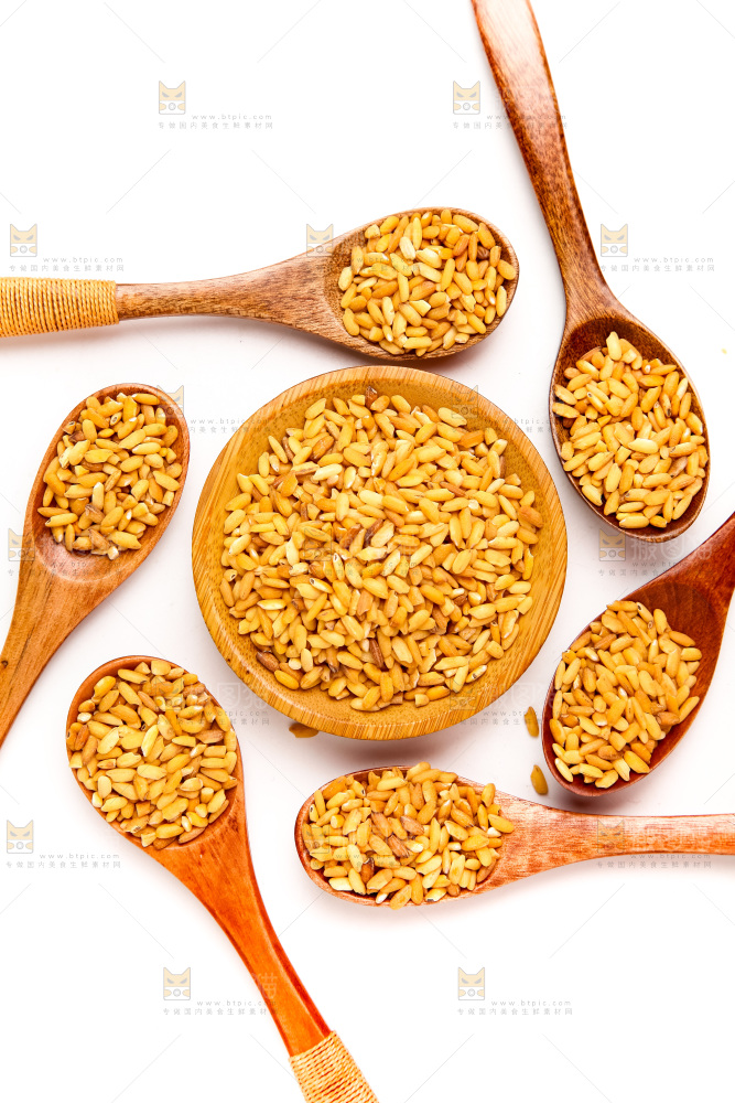 勺子里装着炒米