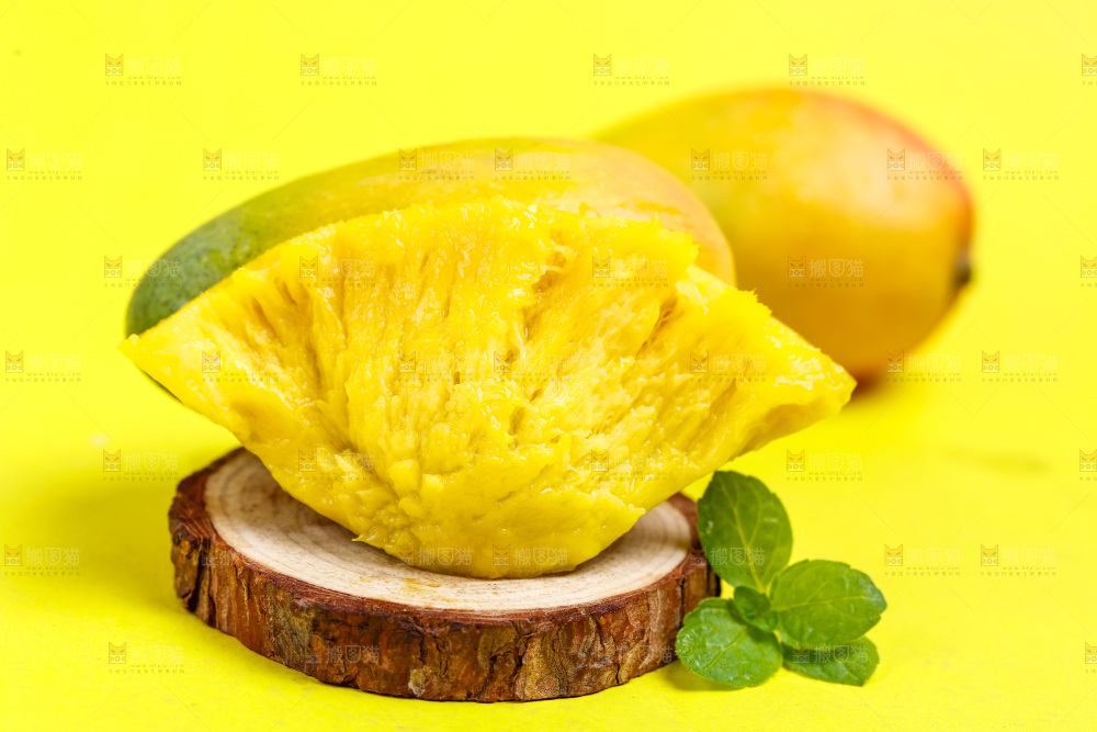 木板上放着海南贵妃芒