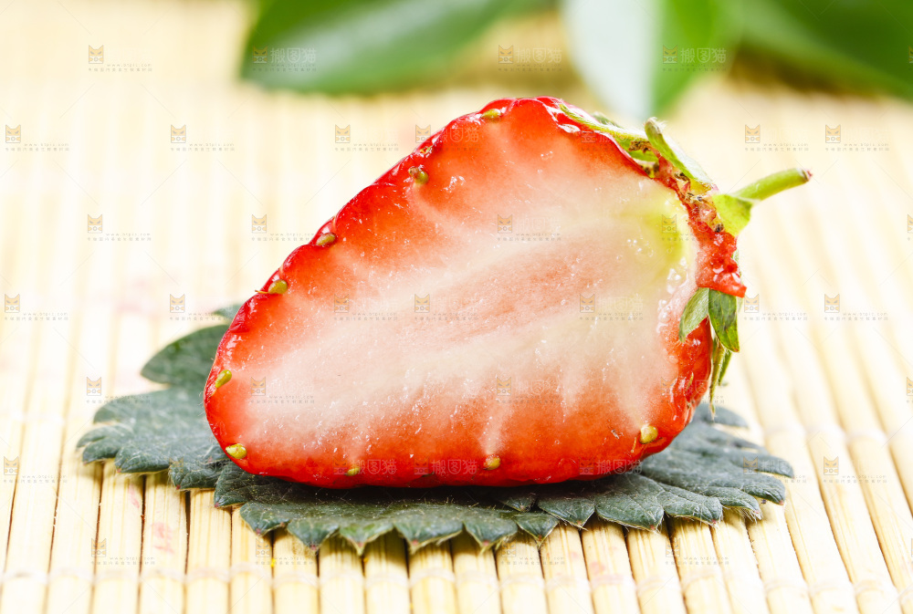 99草莓放在木底上