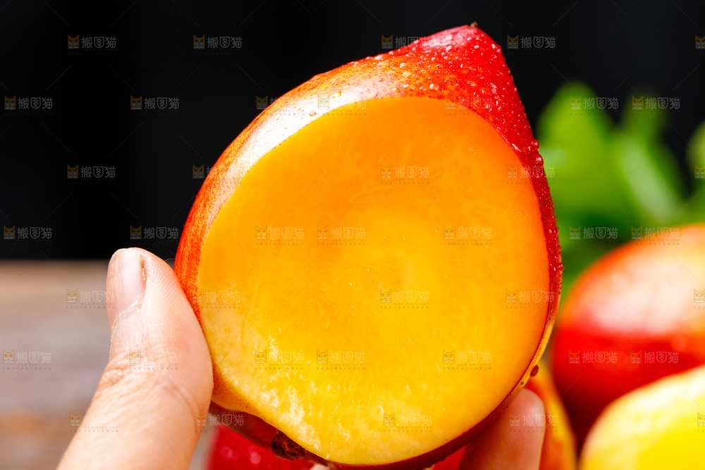 手拿黄心油桃