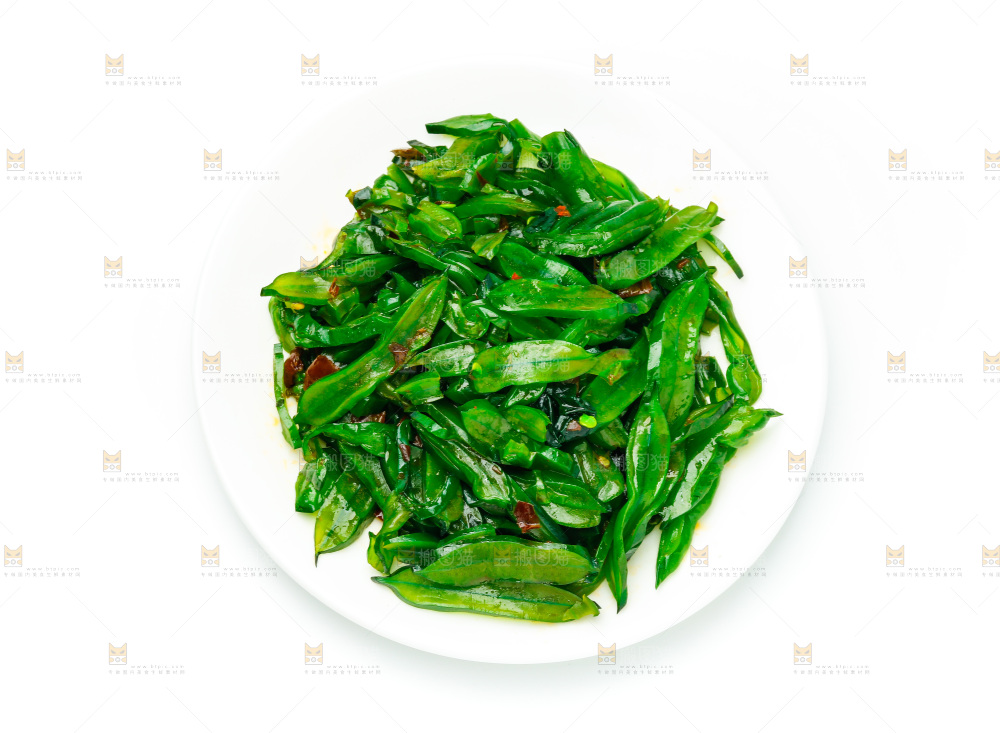 一盘香辣海白菜放在白底上