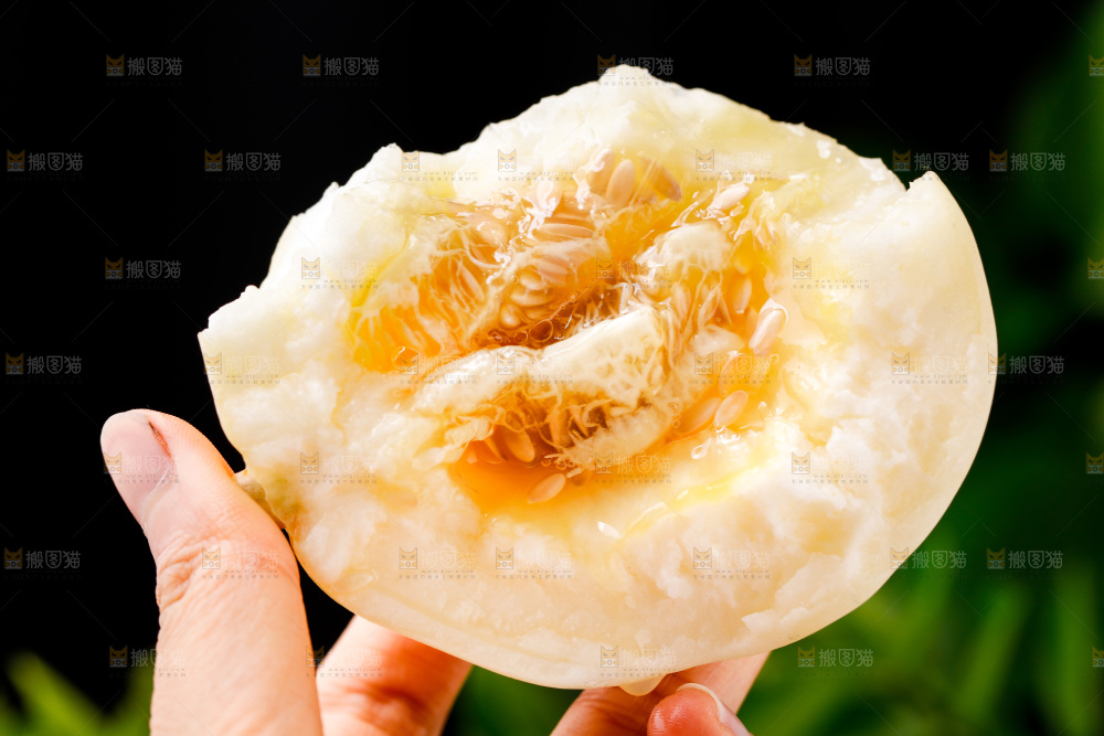 手拿掰开的绿宝甜瓜