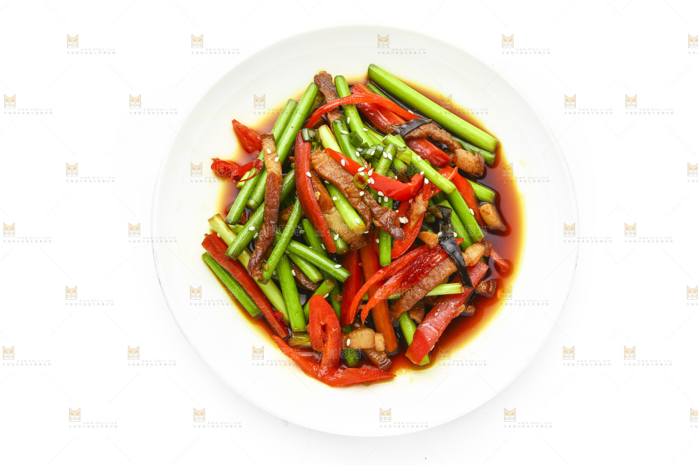 白底上放着一盘蒜苔炒肉