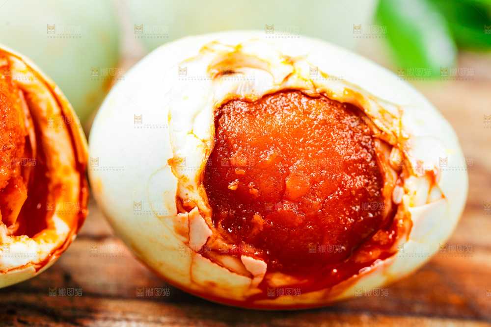 黄心流油咸鸭蛋放在木底上