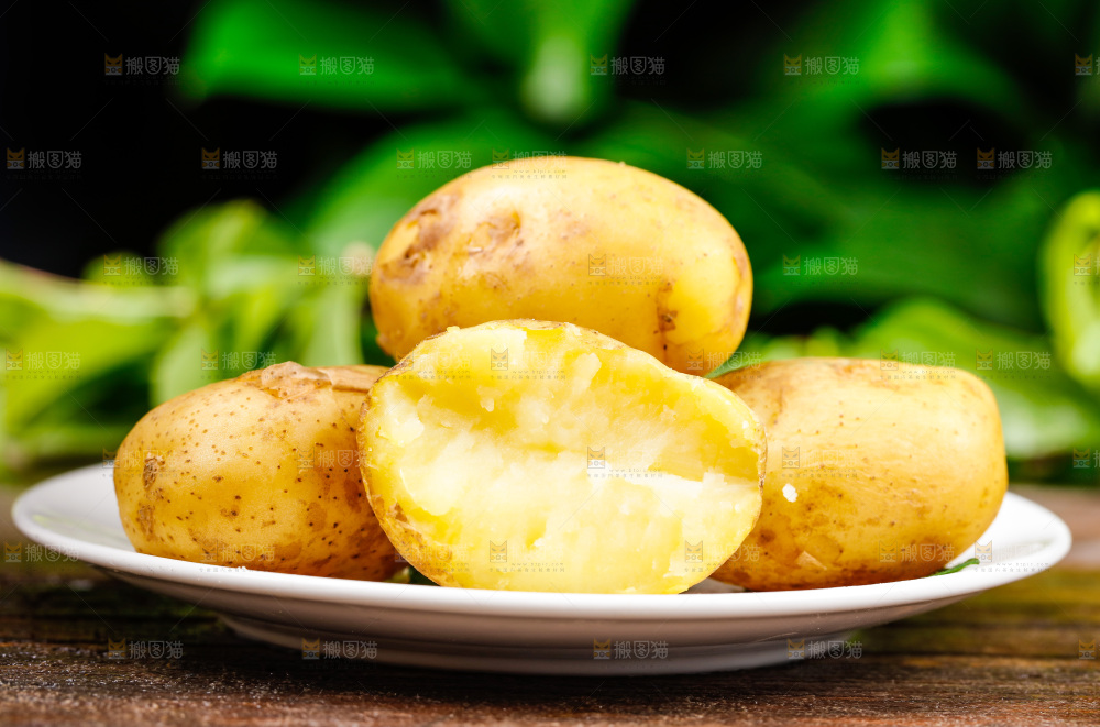 深底上的黄心土豆