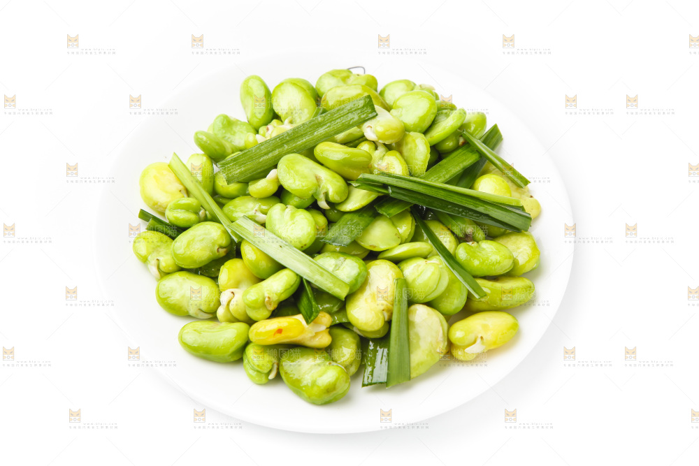 一盘素炒蚕豆放在白底上