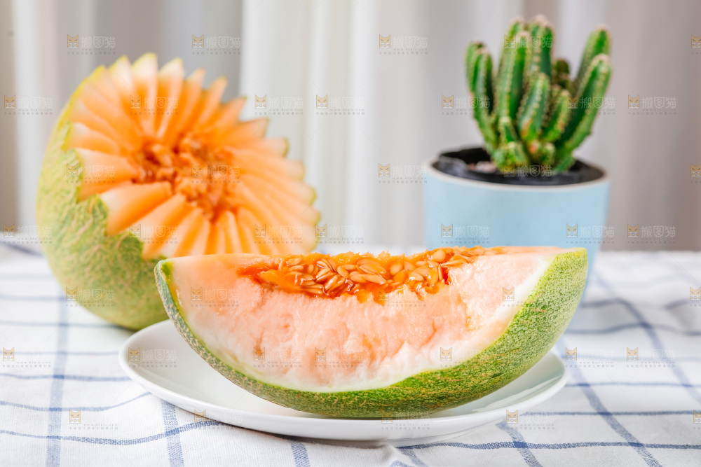 格子布上放着新鲜哈密瓜