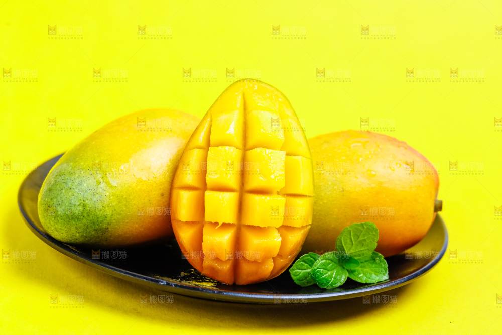 一盘海南贵妃芒放在浅底上