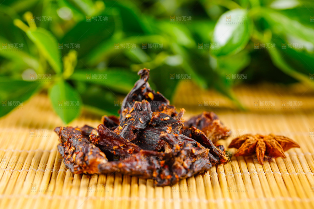 木底上放着内蒙古牛肉干