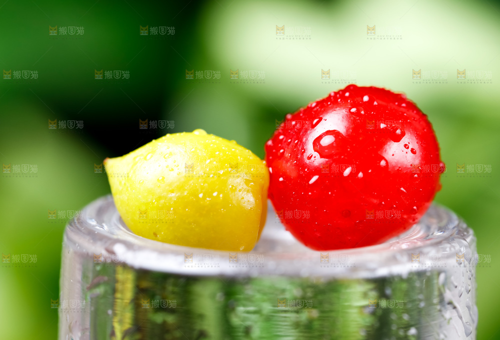深底上的樱桃
