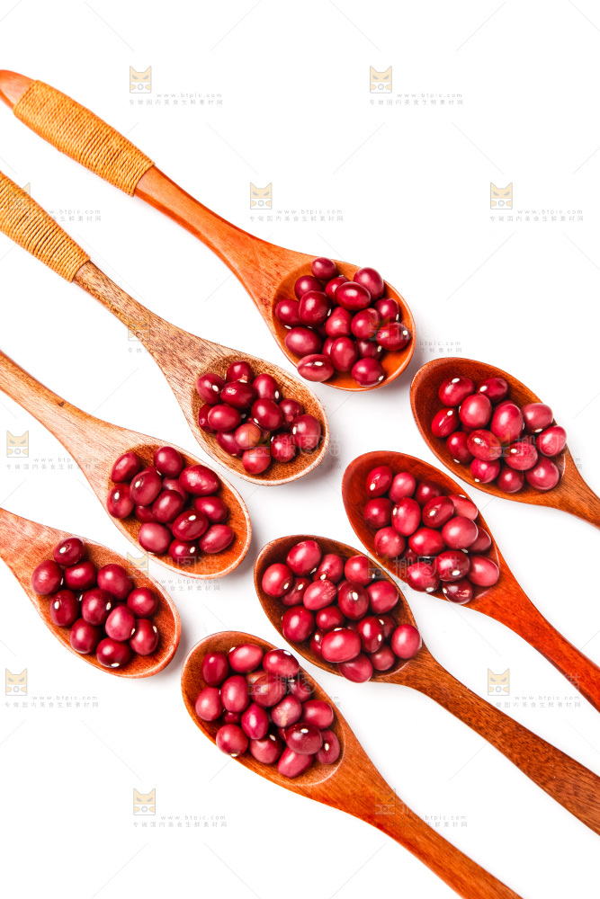 勺子里装着红豆