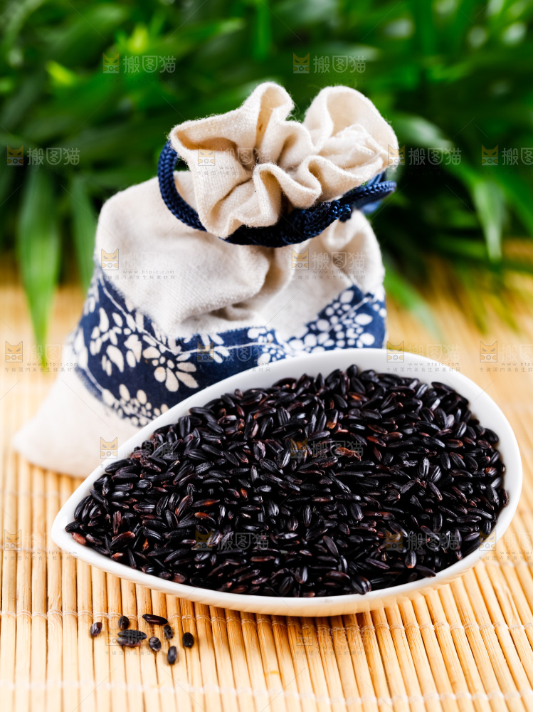 新鲜黑米放在木底上