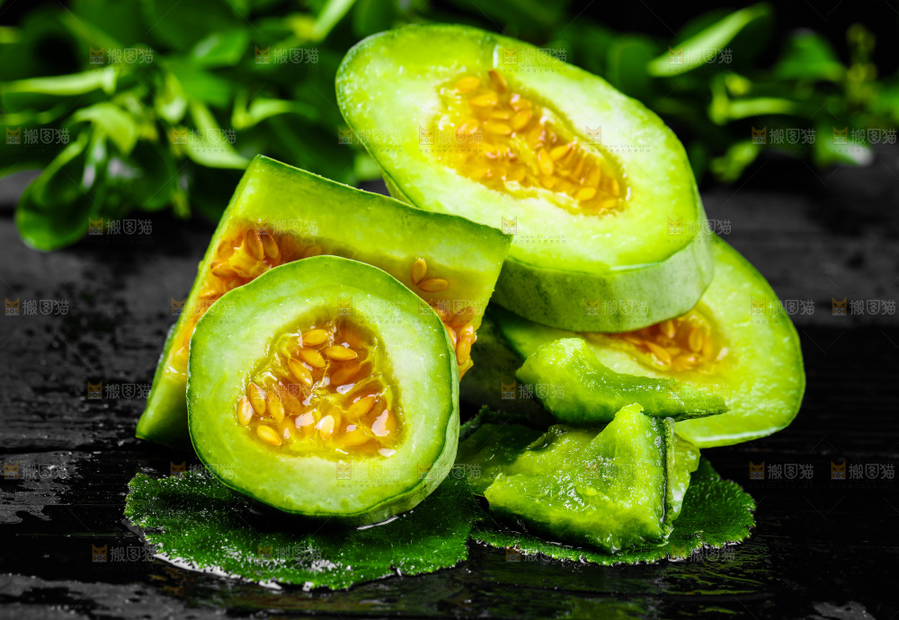 切开的山东羊角蜜甜瓜放在深底上