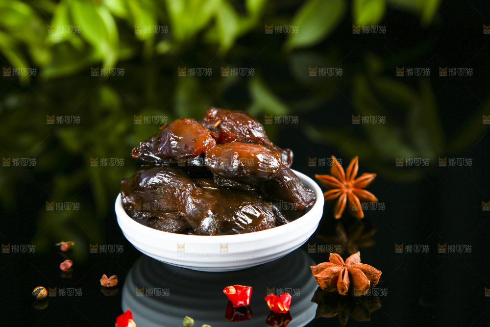 黑底上放着一盘卤鸭胗