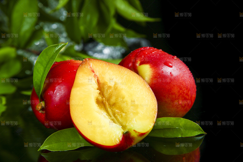 深底上放着新鲜油桃