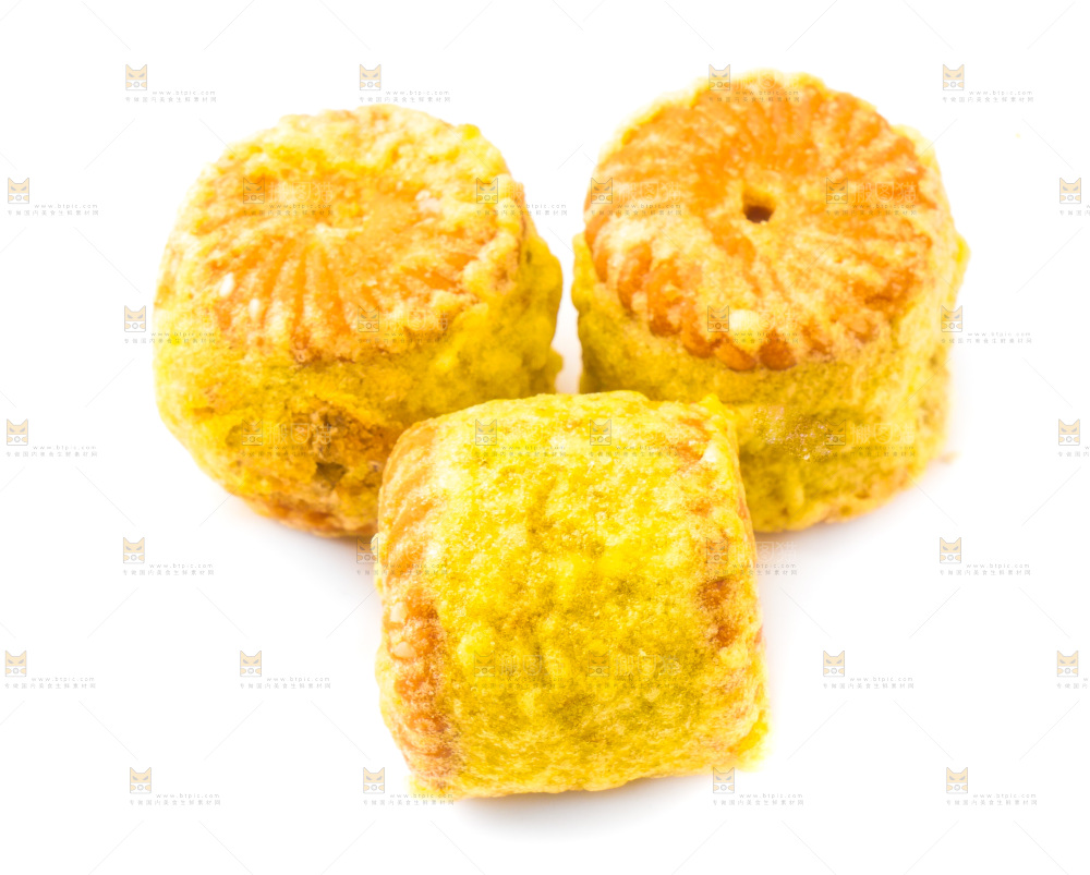 绿豆糕放在白底上