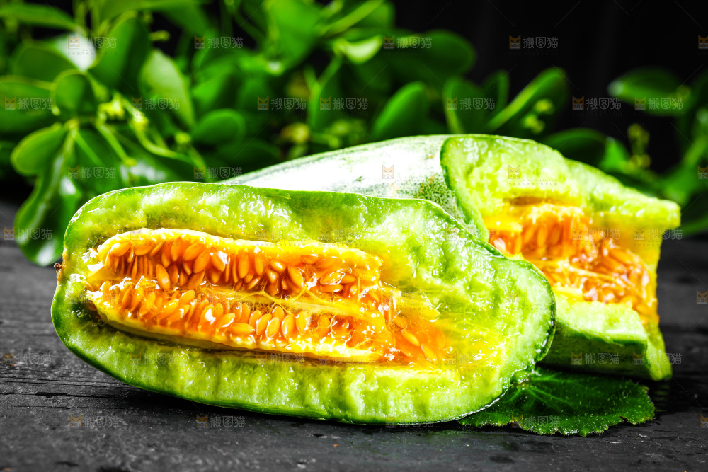 深底上放着掰开的羊角蜜