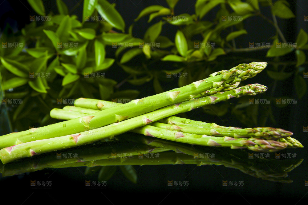 黑底上放着青芦笋