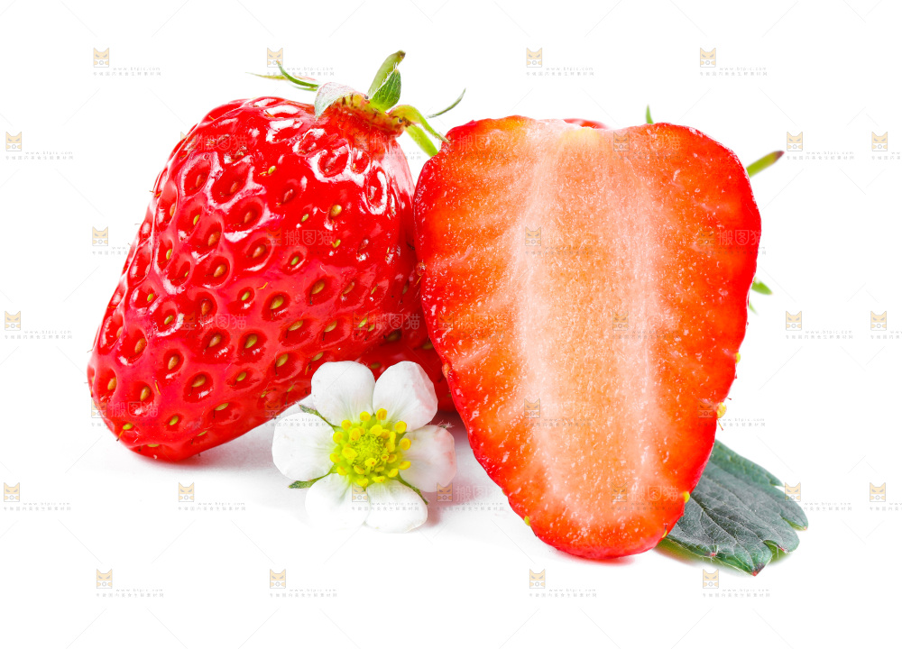 切开的牛奶草莓放在白底上
