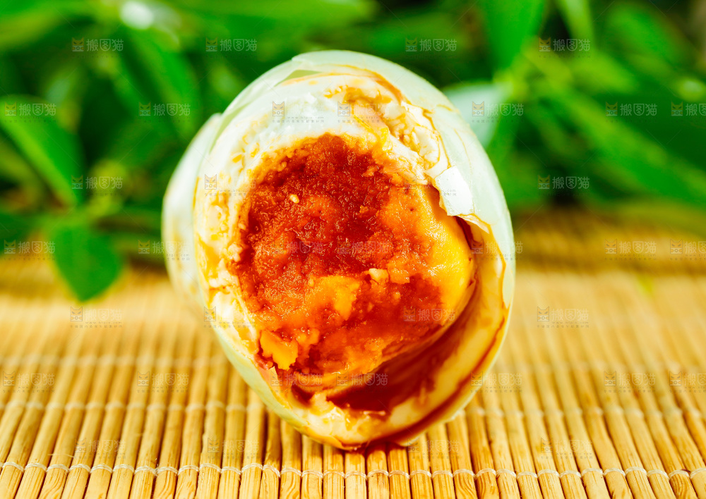 木底上放着高邮咸鸭蛋